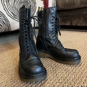 Dr Martens vintage 90’s Miranda boots. Black. Women’s US size 7. 14 eye and zip